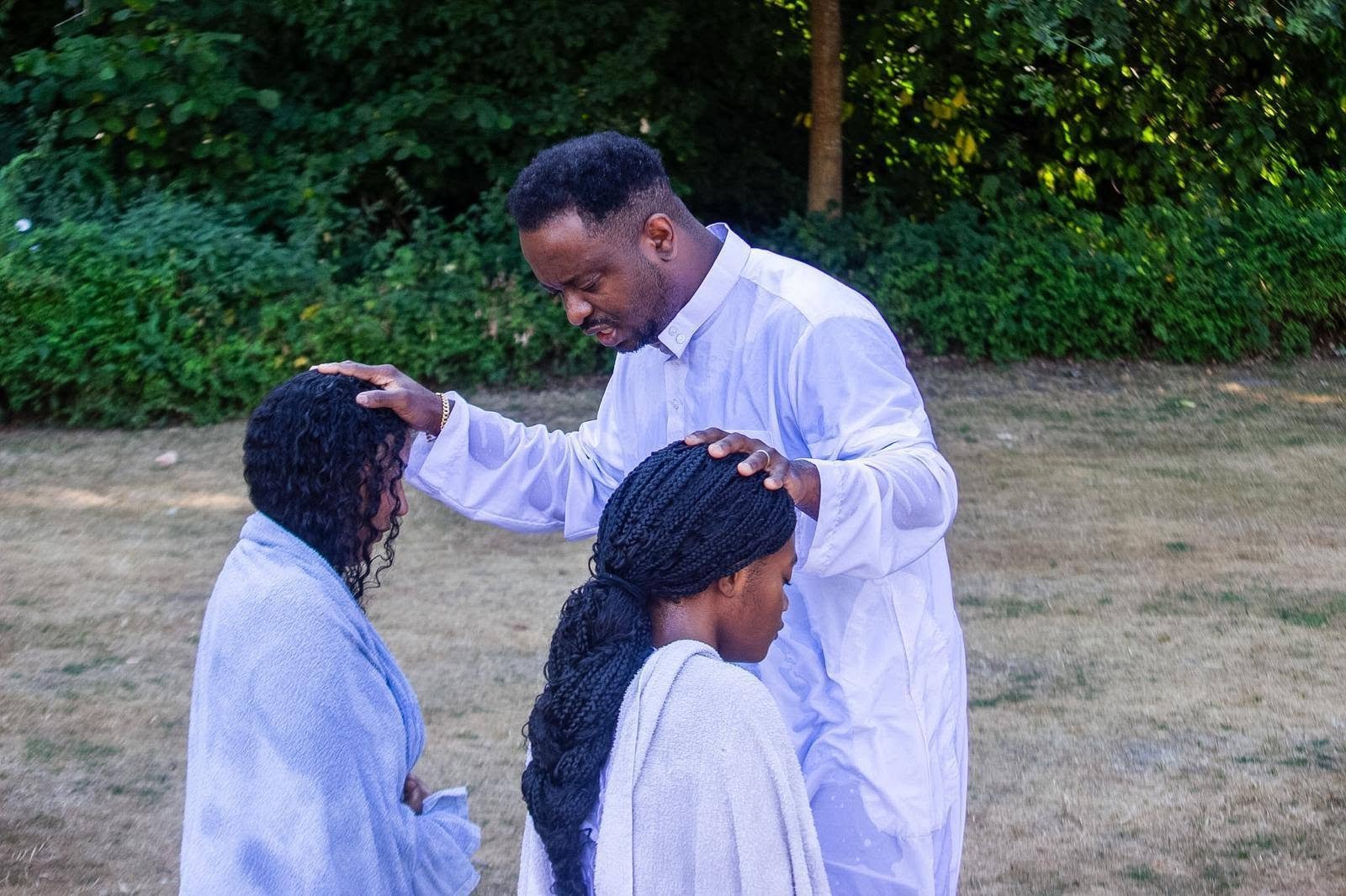 Un moment de prière lors d’un baptême